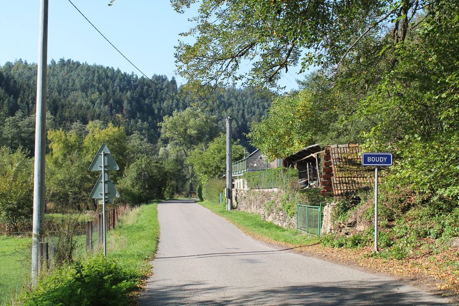 Strada di campagna nel quartiere di Boudy di Skryje nel distretto di Brno-venkov