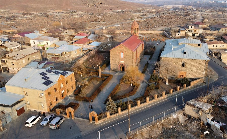 Veduta aerea della chiesa di San Mesrop Maschtoz a Oshakan, Armenia