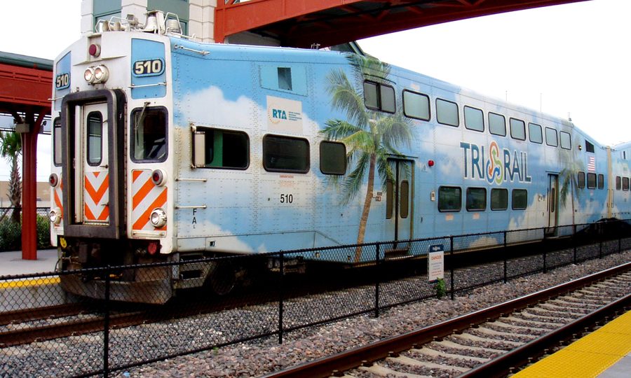 Treno Tri-Rail alla stazione di Delray Beach