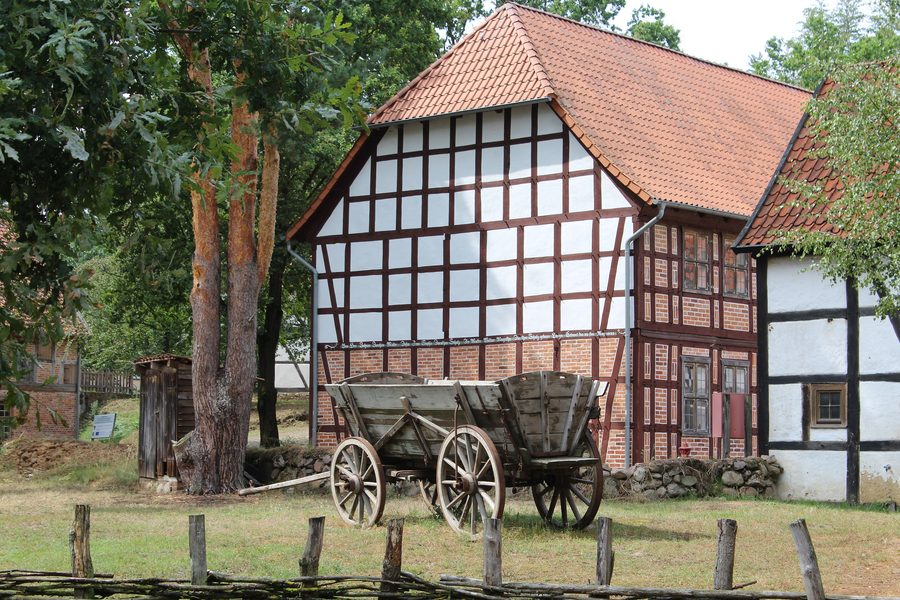 Edificio principale del cortile a quattro lati nel museo all'aperto di Diesdorf