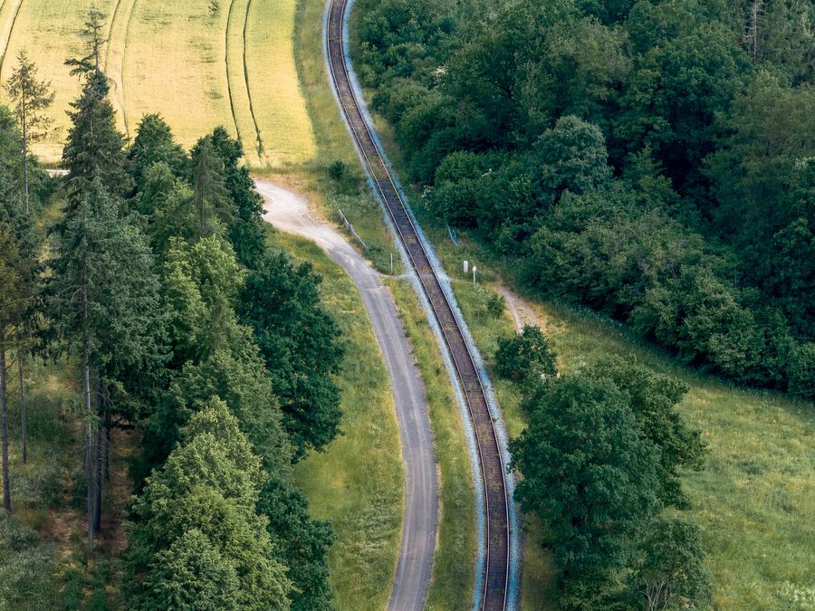 Veduta aerea della linea ferroviaria tra Baunach e Reckendorf in Alta Franconia