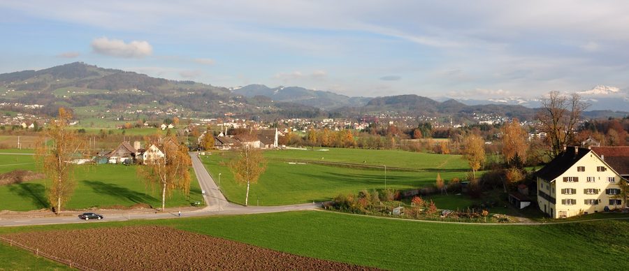 Vista panoramica sull’Oberland zurighese con il Bachtel e la Tösstal sullo sfondo