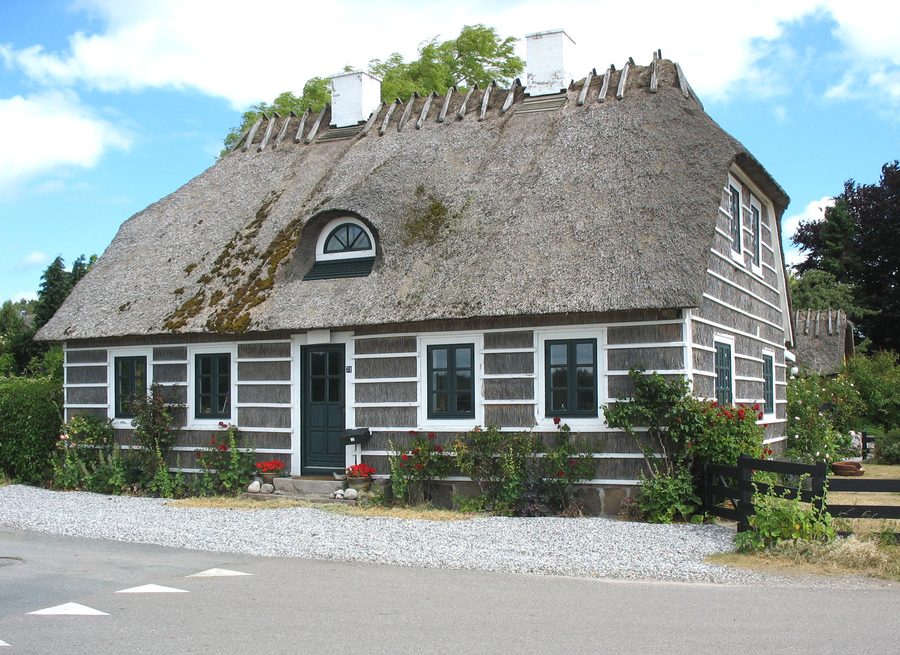 Caratteristica casa storica rivestita di paglia nel villaggio di pescatori di Hesnæs a Falster