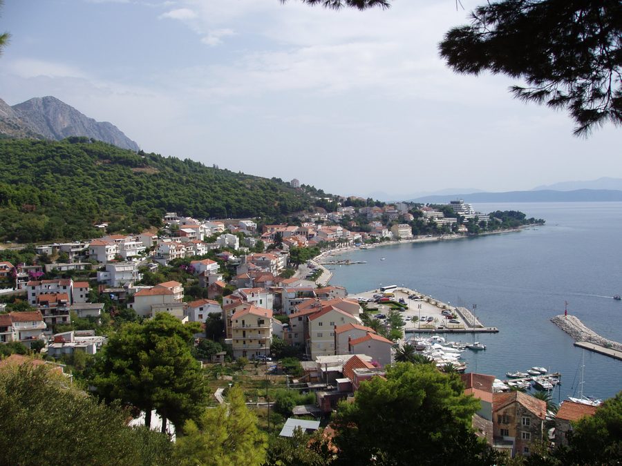Veduta di Podgora sulla costa adriatica croata