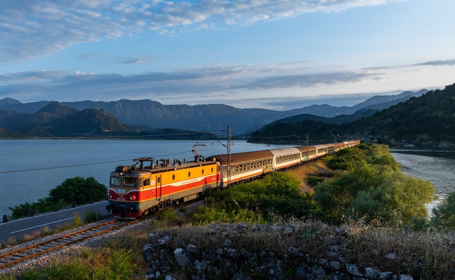Treno sul ponte di Lesendro vicino a Vranjina, Montenegro