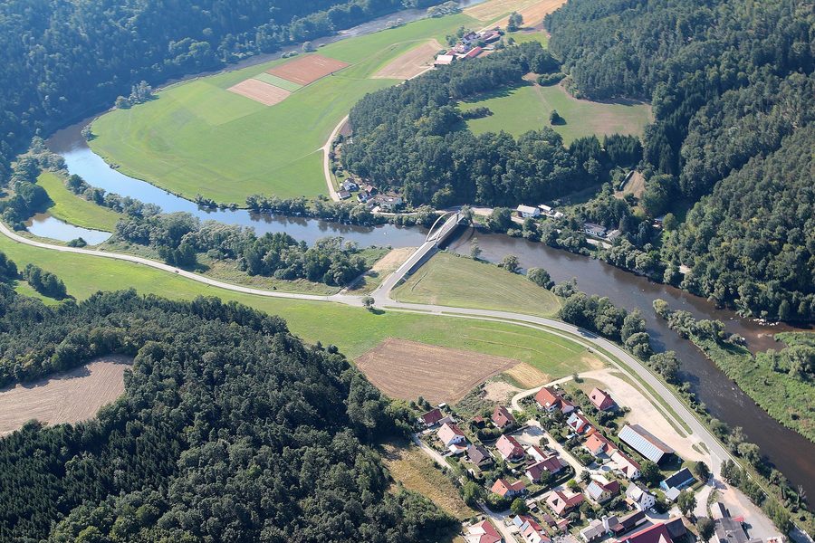 Stefling sul fiume Regen con il traghetto e Weißenhof presso Nittenau
