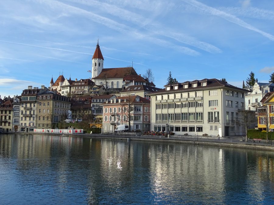 Vista di Thun con la città storica, il lago di Thun e le montagne sullo sfondo