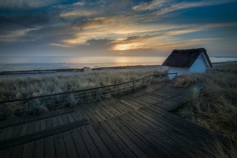 Alba sulla spiaggia di Scharbeutz sul Mar Baltico