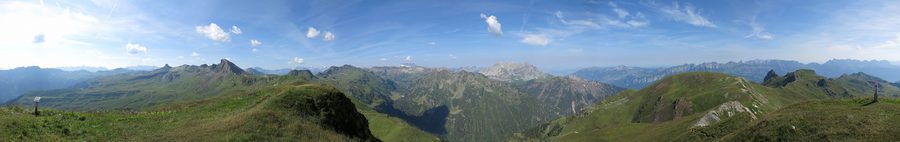 Vista panoramica dal Gulmen sul paesaggio montano del Flumserberg.