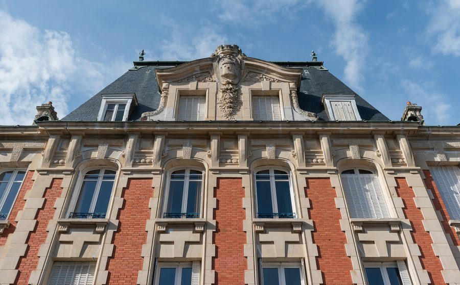 Parte superiore della facciata al 15 place du Palais a Thiers, Puy-de-Dôme, Francia