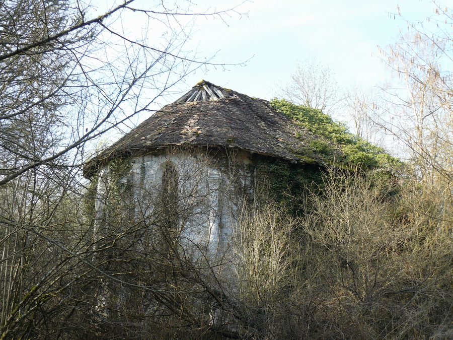 Rovine della chiesa di Notre-Dame-des-Moulineaux a Poigny-la-Forêt, nelle Yvelines