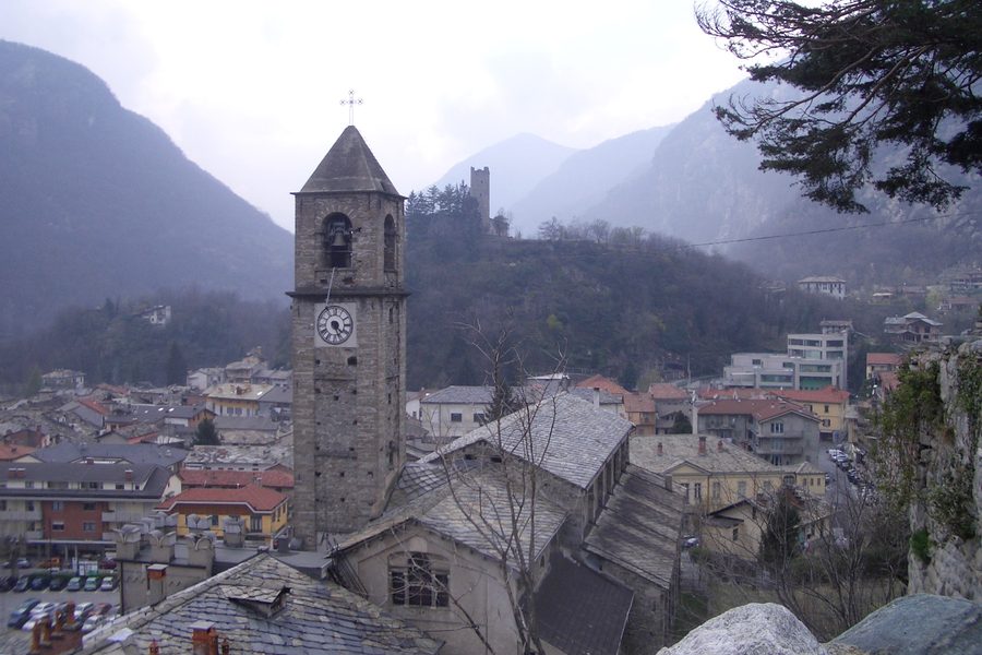 Vista su Pont Canavese dalla collina con la torre Ferranda