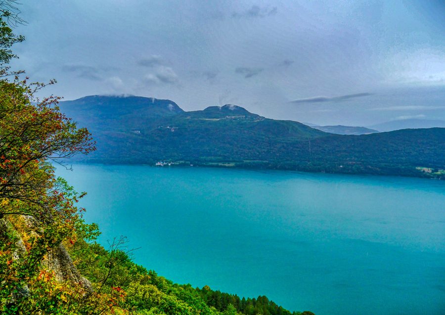 Vista dal Col de la Chambotte sul Lac du Bourget in Savoia
