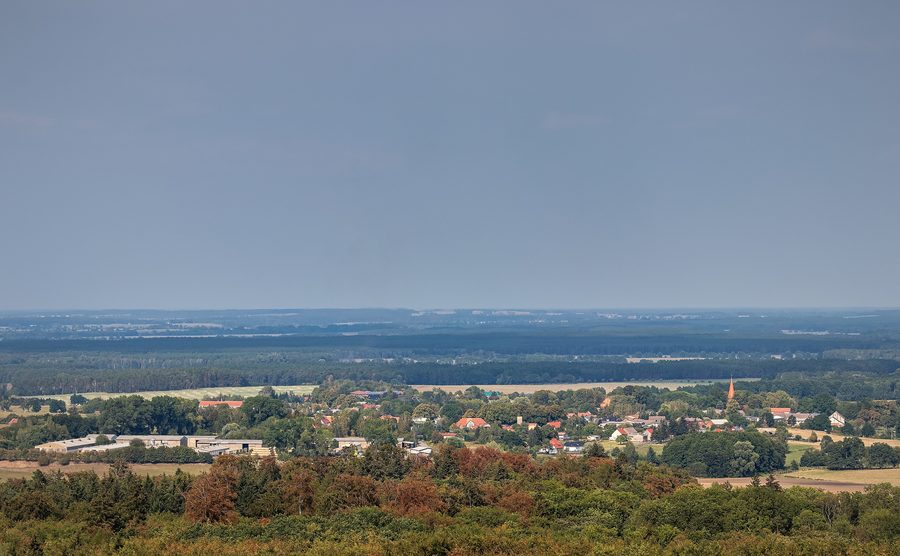 Vista su Marnitz e sul paesaggio delle colline Ruhner dal punto panoramico Ruhner Berg