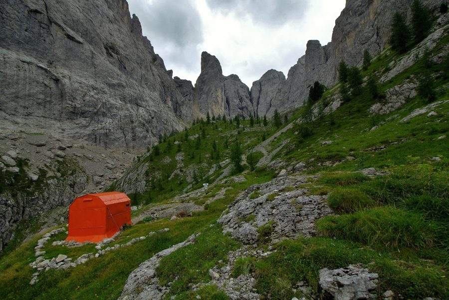 Vista sulla valle Vallaccia e il Bivacco Donato Zeni presso Pozza di Fassa