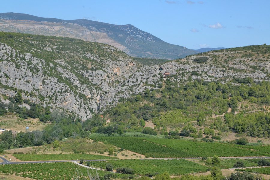 Caune de l'Arago presso Tautavel con la valle del Verdouble sullo sfondo