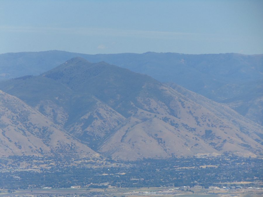 Vista verso est attraverso Springville in direzione di Powerhouse Mountain nella contea di Utah