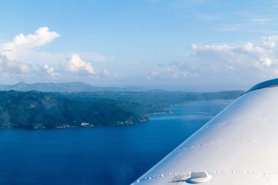 Vista sulla baia di Samaná e Punta Balandra con vegetazione costiera tropicale