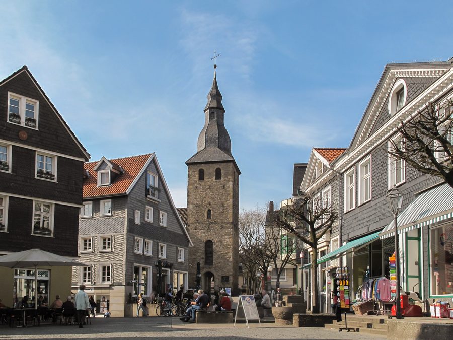Veduta stradale a Hattingen con campanile