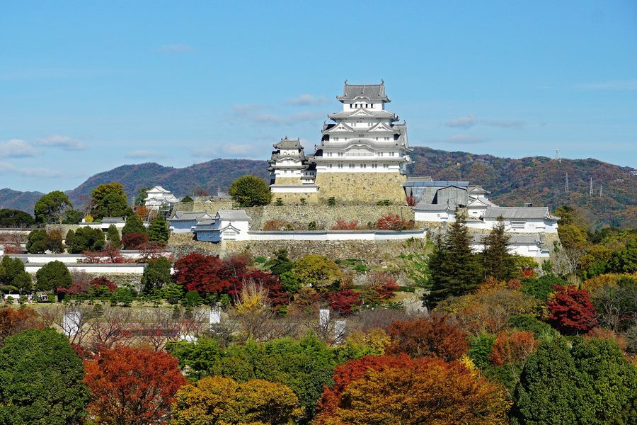 Castello di Himeji con il suo mastio principale bianco a Himeji, nella prefettura di Hyogo.