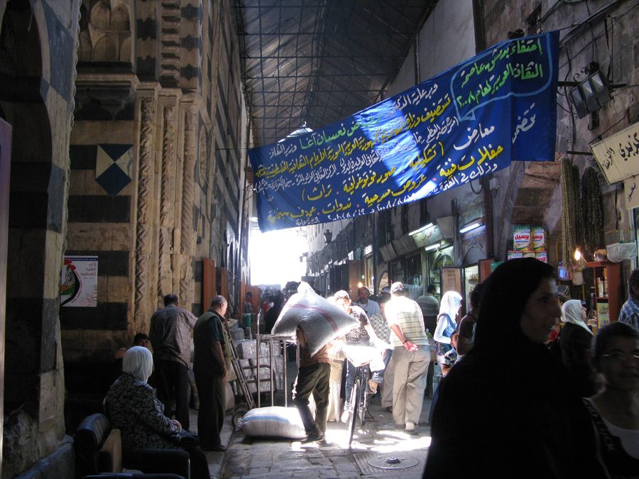 Souk storico nella città vecchia di Damasco con persone tra edifici tradizionali