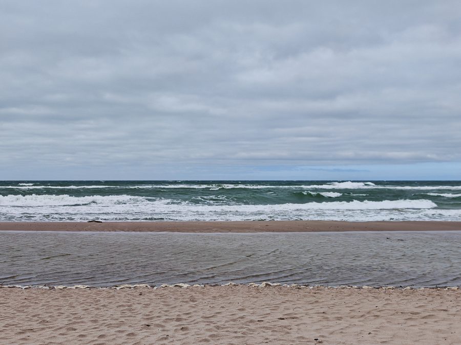 Ampia spiaggia sabbiosa a Dąbki sulla costa baltica della Pomerania Occidentale.