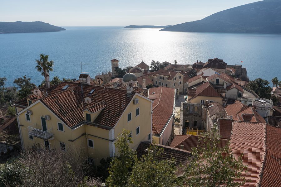 Vista dalla fortezza Kanli Kula sul centro storico di Herceg Novi