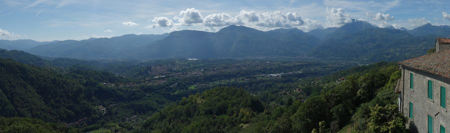 Panorama della valle del Serchio e delle Alpi Apuane visto da Sommocolonia, con Barga visibile al centro