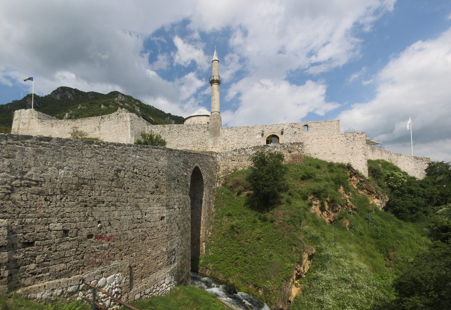 Fortezza di Travnik sopra il centro storico in Bosnia ed Erzegovina