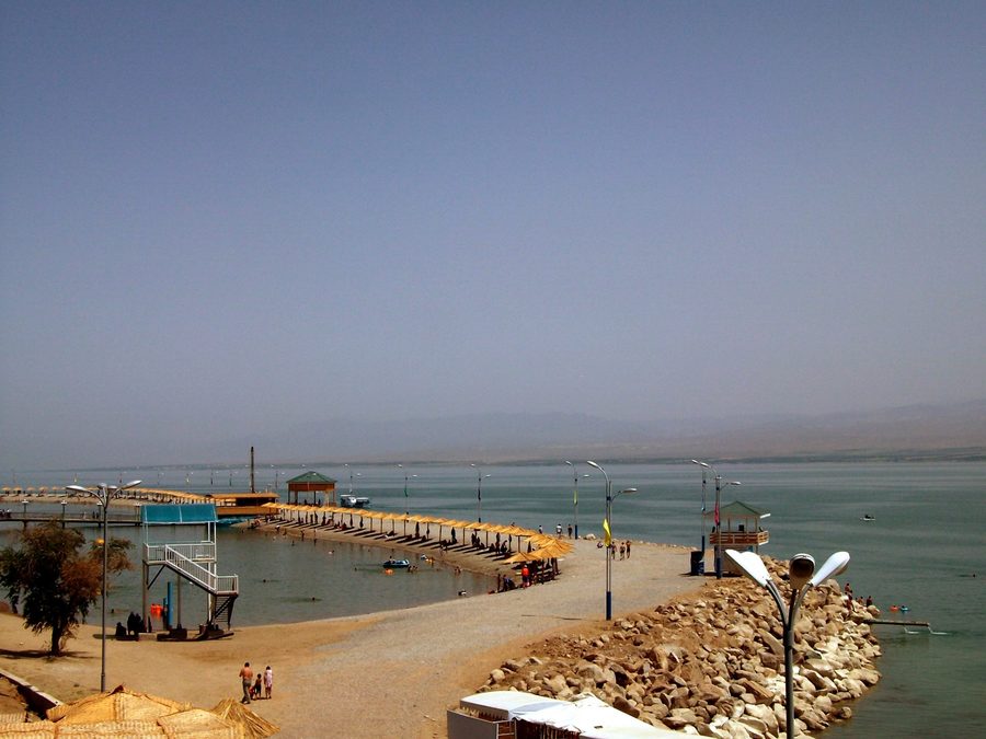 Ampia distesa d’acqua del bacino di Kairakkum in Tagikistan