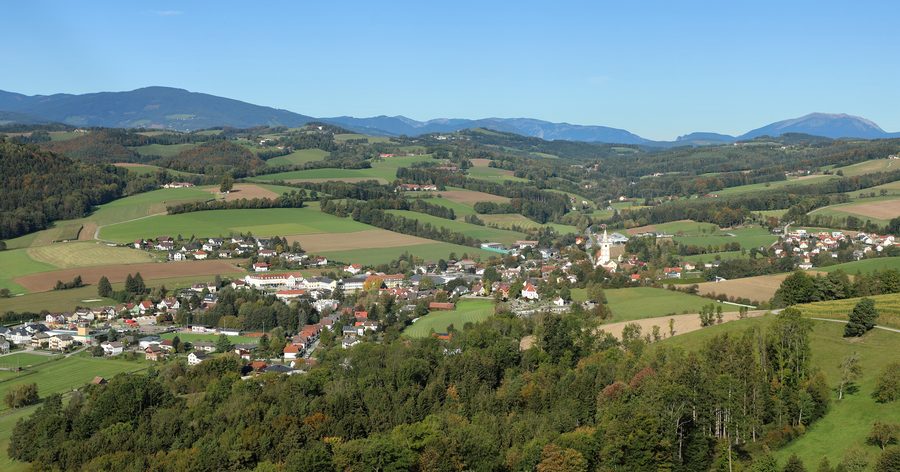 Vista da sud-est del comune mercato della Bassa Austria di Krumbach con lo Schneeberg sullo sfondo