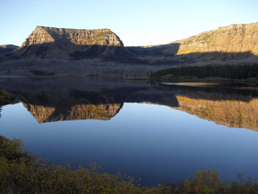 Alba sul lago Trappers Lake nella Flat Tops Wilderness Area, Colorado