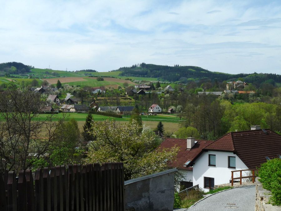 Vista da Strážov sul villaggio di Opálka e sul paesaggio collinare nel distretto di Klatovy