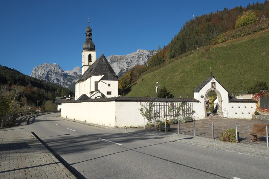 Chiesa parrocchiale di San Sebastiano a Ramsau bei Berchtesgaden con il vecchio cimitero in primo piano