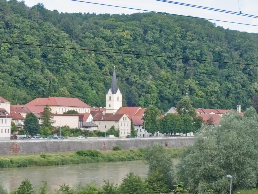 Vista oltre la Sava verso il centro storico di Krško.
