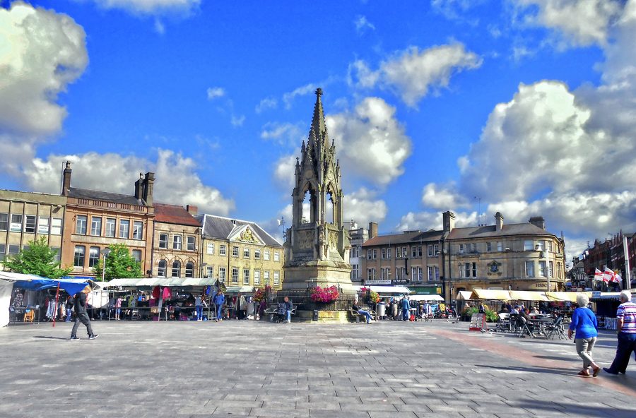 Mansfield Market Place con il Bentinck Memorial in una mattina luminosa