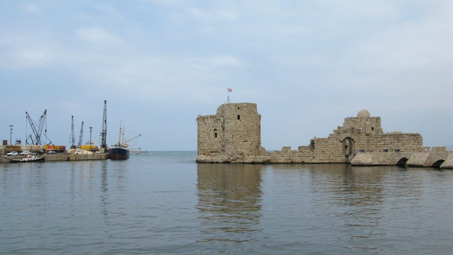 Fortezza sul mare di Saida davanti alla costa mediterranea in Libano