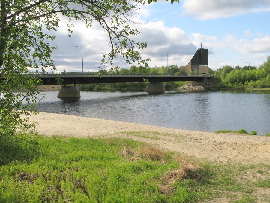 Ivalojoki con ponte stradale e chiesa nella Lapponia finlandese