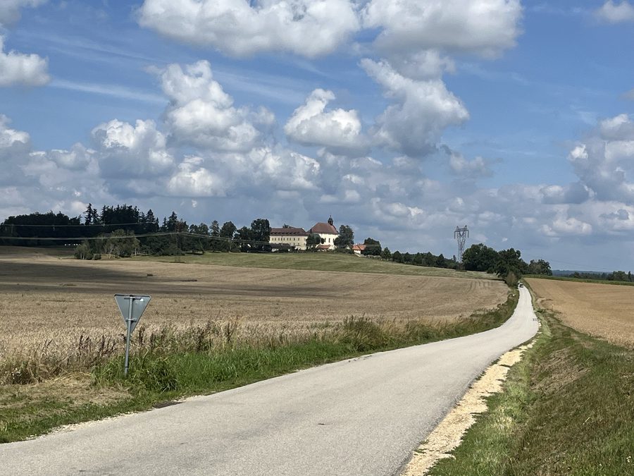 Vista del monastero a Kostelní Vydří in Boemia meridionale