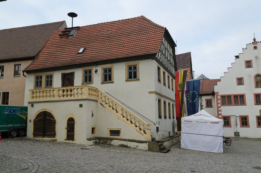 Municipio storico sulla piazza del mercato di Wipfeld con frontone a graticcio e scala esterna