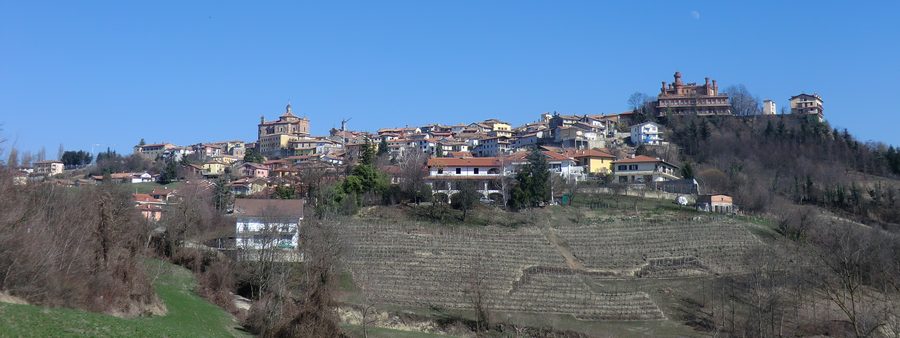 Paesaggio intorno a Novello nella zona di Cuneo in Piemonte, Italia