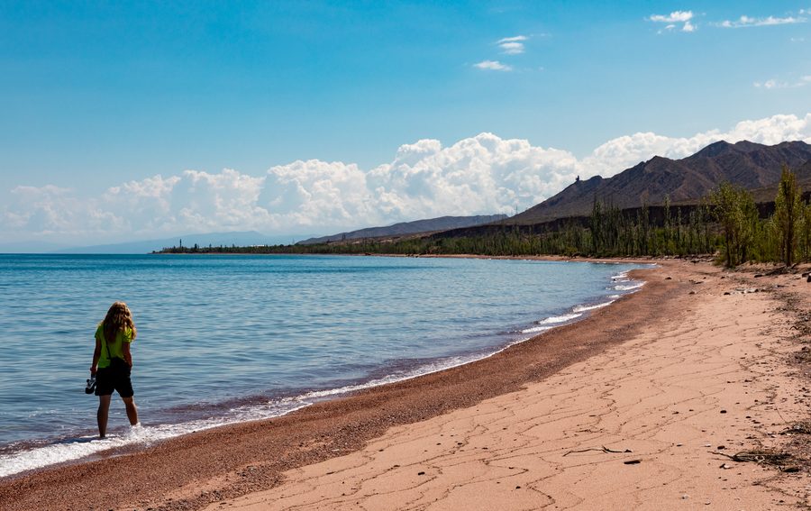 Lago Issyk-Kul con le montagne del Tian Shan sullo sfondo.