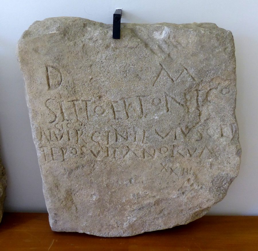 Lapide funeraria romana di Etto da Guntramsdorf nel museo distrettuale di Mödling