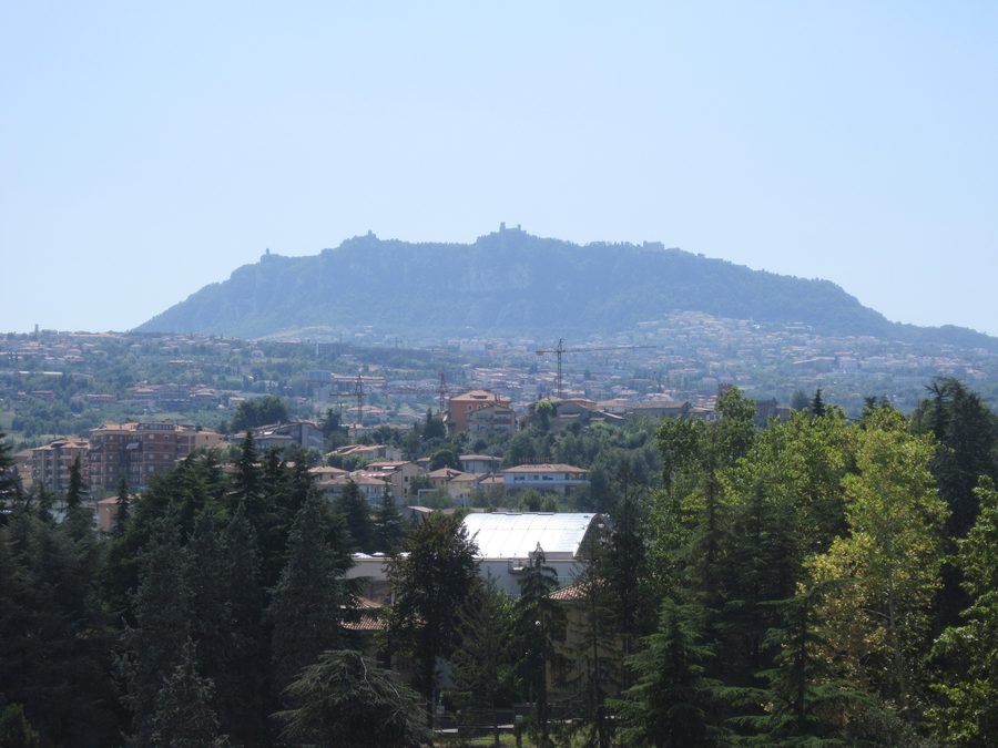 Monte Titano e San Marino nel paesaggio montano