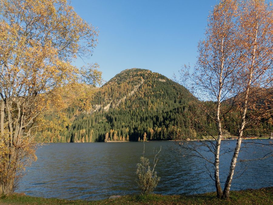 Lago di Davos con il Seehorn e il paesaggio alpino circostante