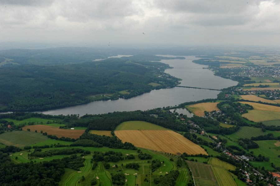 Ripresa aerea del Möhnesee con Wamel e il paesaggio circostante