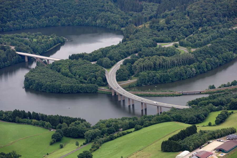 Veduta aerea del Biggesee presso Olpe con viadotti della valle e rilevato ferroviario