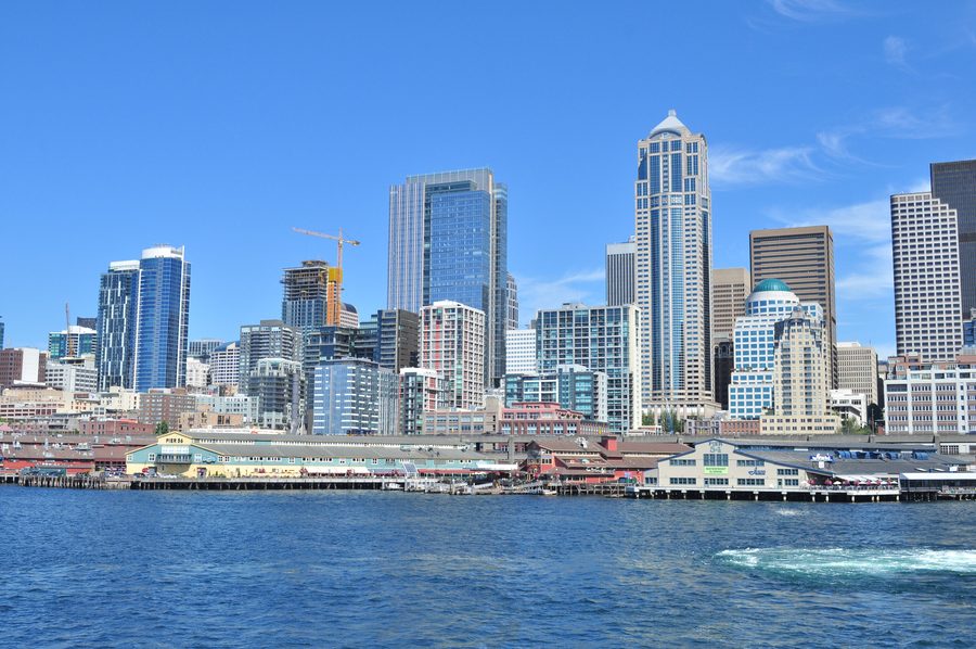 Lo skyline del centro di Seattle visto da Elliott Bay, con l’acqua in primo piano.