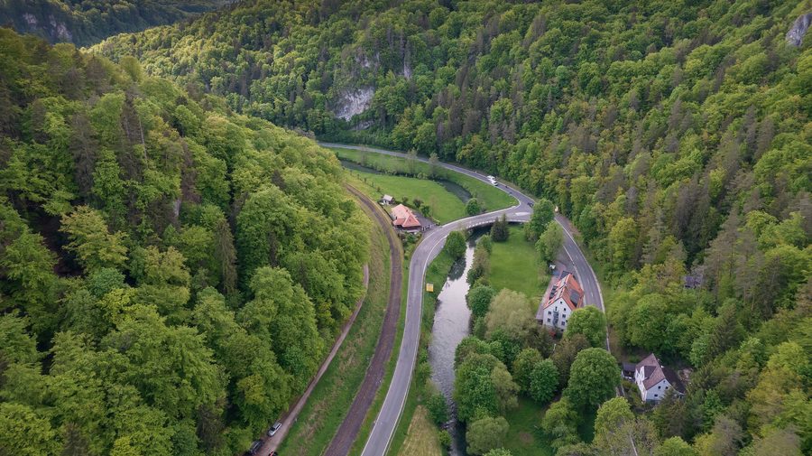 Vista sulla valle del Wiesent presso la Sachsenmühle vicino a Gößweinstein