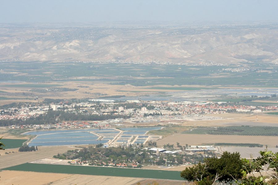 Kibbutz Reshafim in primo piano con Beit She'an sullo sfondo